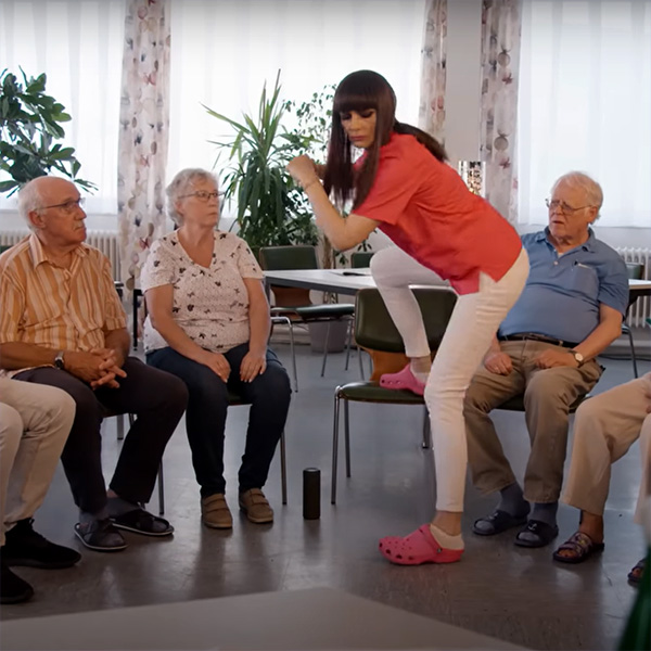 Heute Show Larissa als Altenpflegerin ZDF.jpg