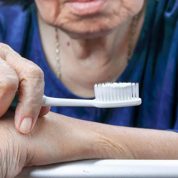 Zahnpflege Zähneputzen Seniorin Foto iStock Toa55