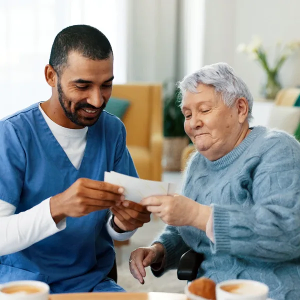 Altenpfleger International Alte Frau iStock Jacob Wackerhausen.jpg