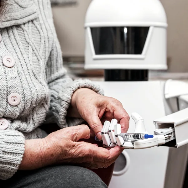 Roboter Hände Spritze alte Frau iStock miriam-doerr.jpg