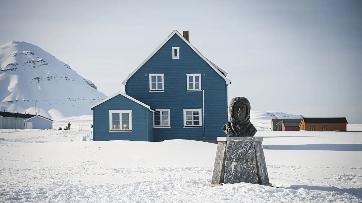 9cfda37a061b-HX-Spitzbergen-Haeuser-im-Schnee HX Spitzbergen Häuser im Schnee