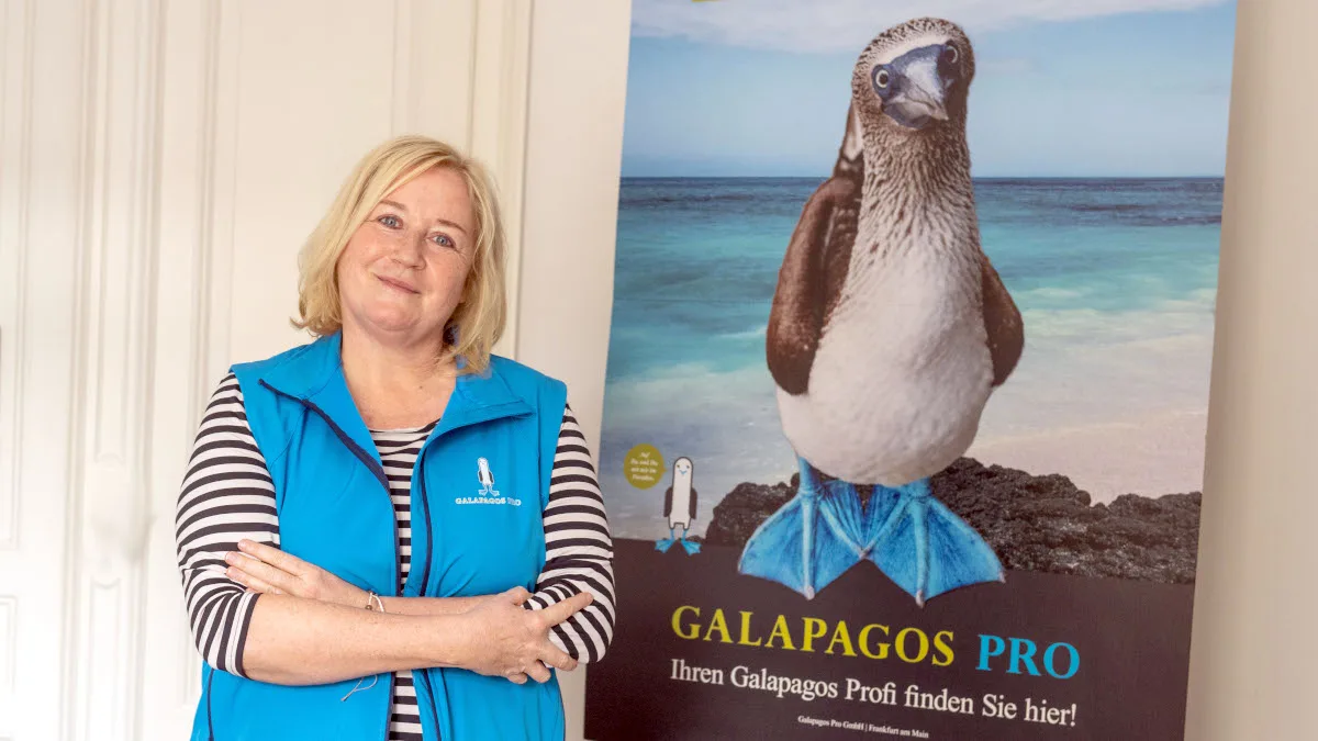 603e74a07437-Zwermann-Beate-mit-Toelpel-Poster-Galapagos-PRO Zwermann Beate mit Tölpel-Poster Galapagos PRO.jpg