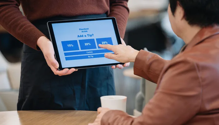45aad530da42-iStock-2195200445 Trinkgeld Kartenzahlung Digital Restaurant