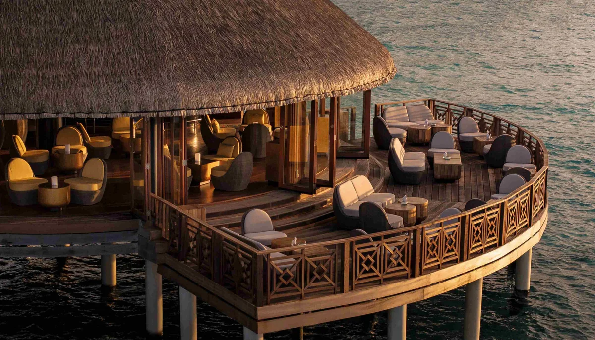 Constance-Halaveli-Maldives malediven Das Luxushotel liegt auf einer<br>Privatinsel inmitten des kristallklaren Wassers des Nord-Ari-Atolls der Malediven im Indischen Ozean.