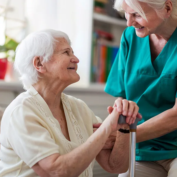 Pflegerin und alte Frau iStock PIKSEL.jpg