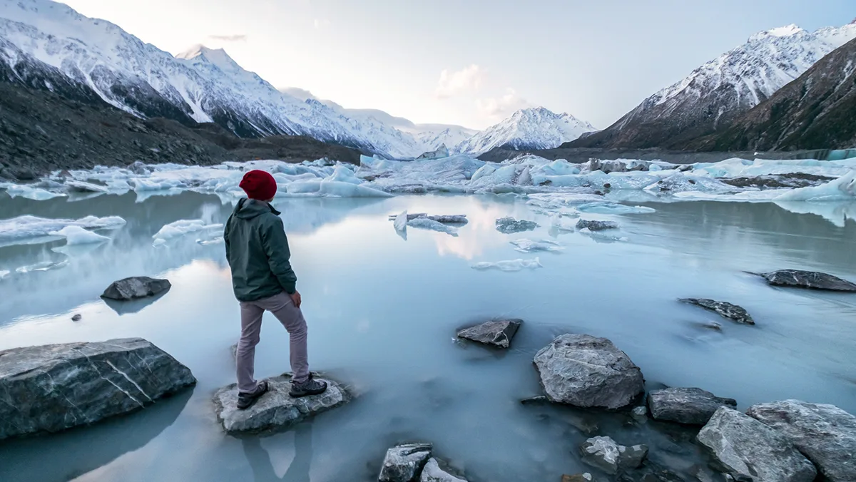 Neuseeland Tourist am See mit eisigem Wasser und schneebedeckten Bergen Foto iStock Skyimages Neuseeland Tourist am See mit eisigem Wasser und schneebedeckten Bergen Foto iStock Skyimages.jpg