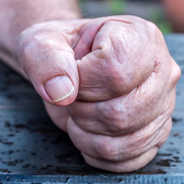 Gewalt Faust alter Mann iStock Ralf Geithe.jpg