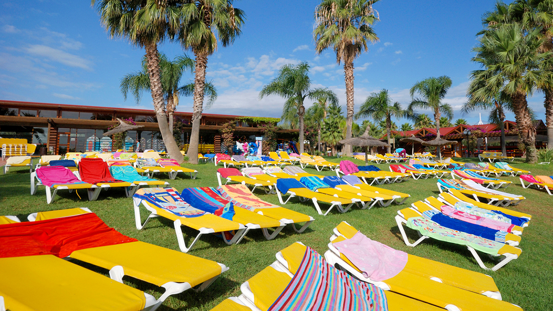 Hotel Strand Pool Liegen Handtücher reserviert Pauschalurlaub