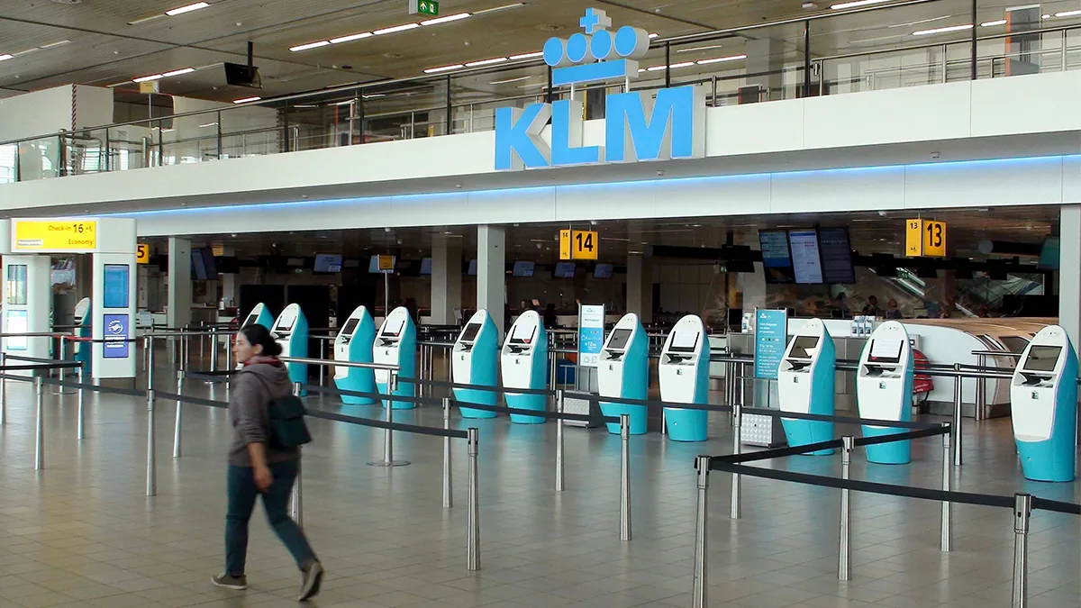 Flughafen Amsterdam Schipol KLM Check-in Foto iStock Livinus Flughafen Amsterdam Schipol KLM Check-in Foto iStock Livinus.jpg