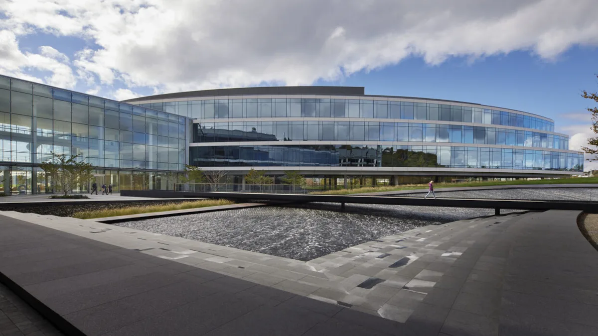 1f5a7e11c782-Expedia-Headquarters Expedia Hauptquartier