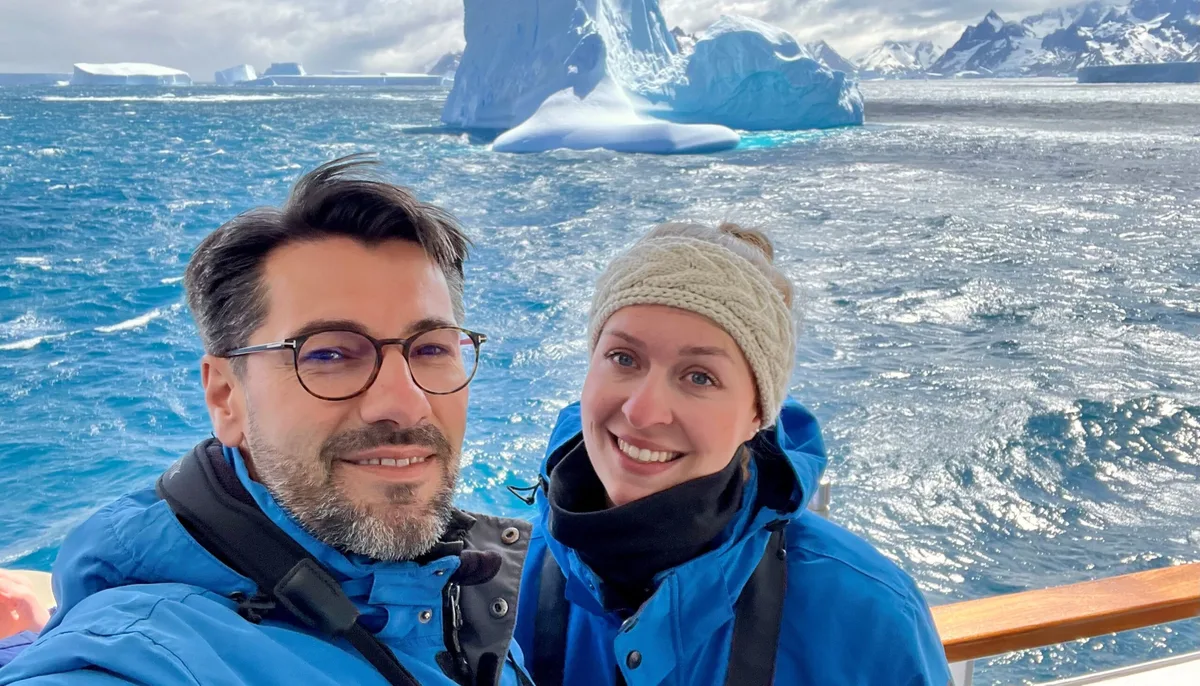 debb9766224e-EJ-LB-Antarktis-Iceberg Elvir Johic und Laura Birke Leconic Cruises Kreuzfahrt