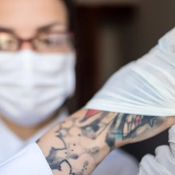 Tattoo Pflegekraft Pflegerin Foto iStock Tamara Jeremic Tattoo Pflegekraft Pflegerin Foto iStock Tamara Jeremic