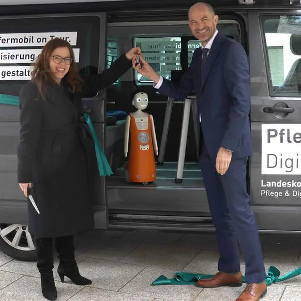 Transfermobil Baden-Württemberg Leonie Diks Daniel Buhr Foto Ministerium für Soziales, Gesundheit und Integration Baden-Württemberg