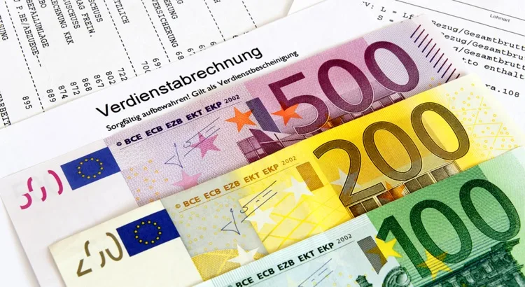 e9cf5f2ba1fc-Geldscheine-iStock-johannes86 Gehalt Abrechnung Geld iStock johannes86.jpg