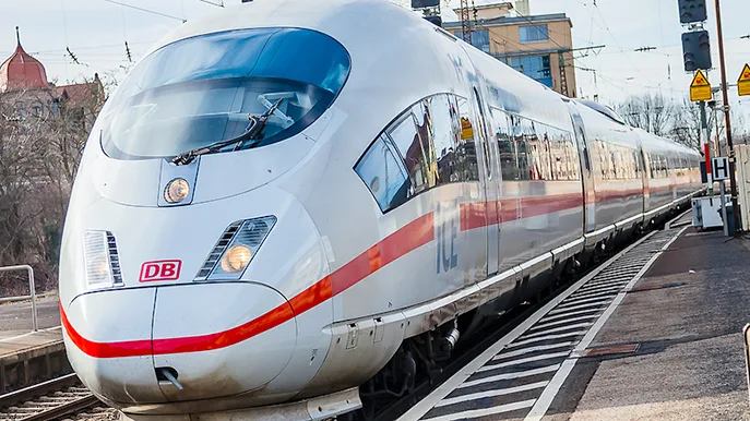 Bahn ICE 3 Foto iStock huettenhoelscher Bahn ICE 3 Foto iStock huettenhoelscher