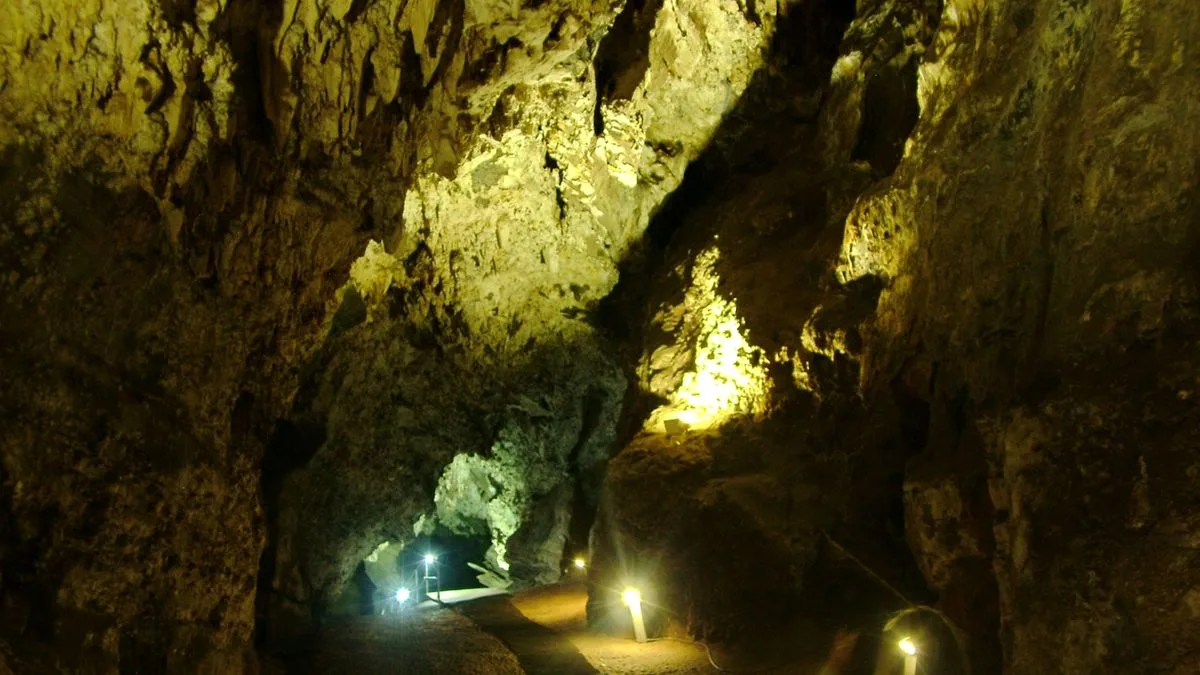 864ec7d2e0a8-Suedafrika-Sterkfontein-Caves-Foto-iStock-Bob-Hilscher Südafrika Sterkfontein Caves Foto iStock Bob Hilscher
