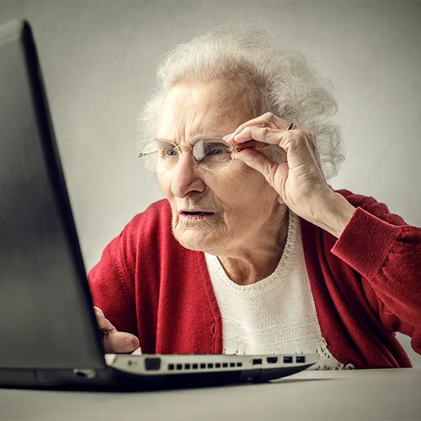 Alte Frau Laptop Foto iStock bowie15.jpg