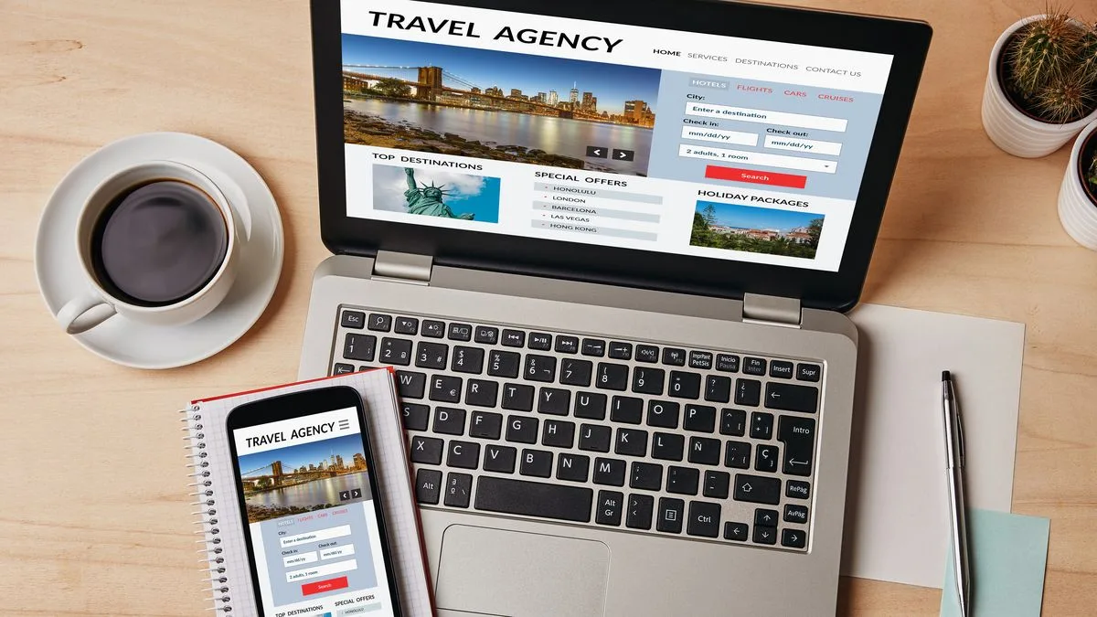Mobile Reiseberater Notebook Handy Foto iStock CarmenMurillo Mobile Reiseberater Notebook Handy Foto iStock CarmenMurillo