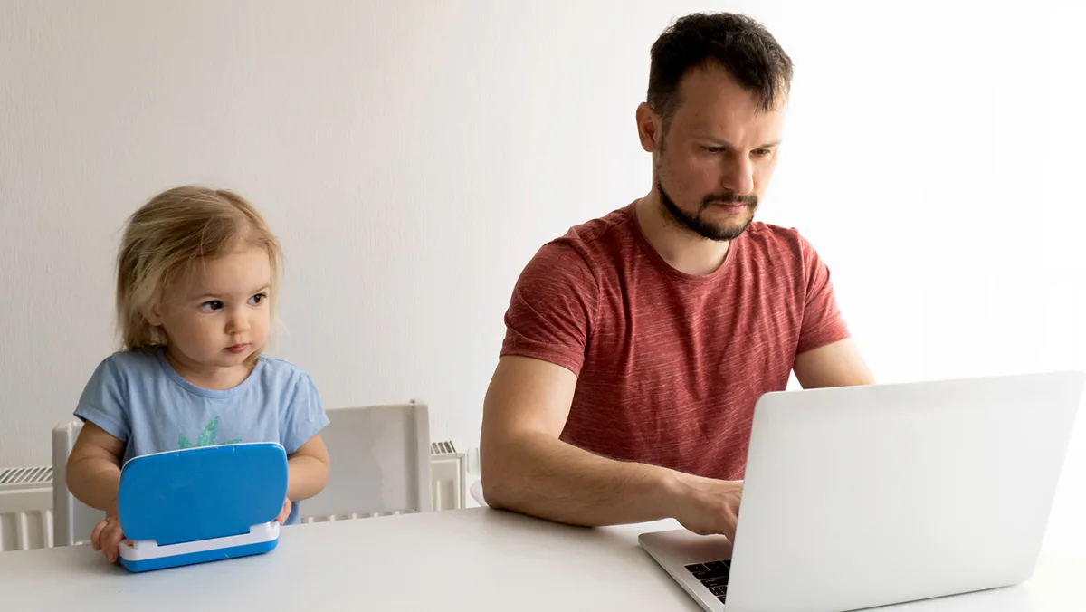 Homoffice Kinder Papa und Tochter mit Laptops Foto iStock Maria Mikhaylichenko Homoffice Kinder Papa und Tochter mit Laptops Foto iStock Maria Mikhaylichenko.jpg