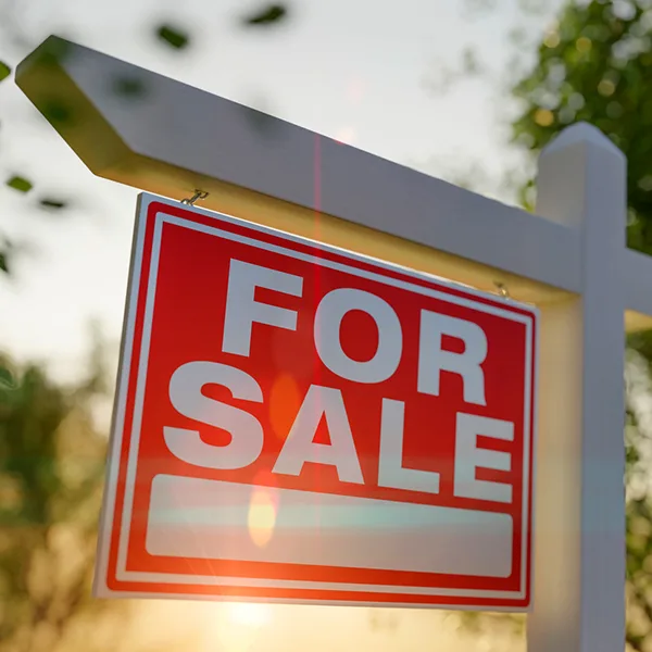 For Sale Schild Immobilien Verkauf iStock Feverpitched.jpg
