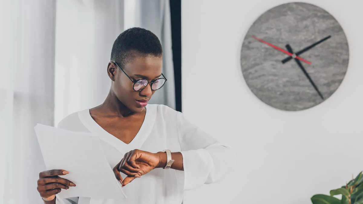 Blick auf die Uhr iStock LightFieldStudios-1048724744 Kurzarbeit