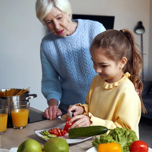 Alte Frau und Kind beim Kochen iStock Svitlana Hulko.jpg