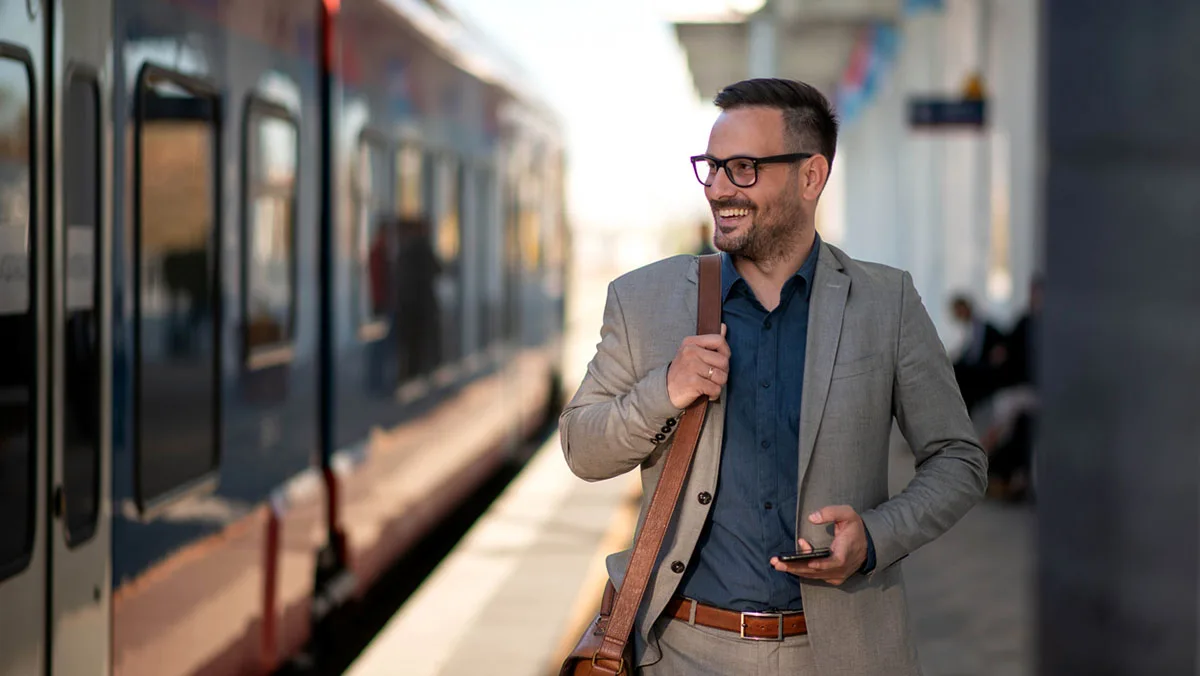 6ff471db01d7-Geschaeftsreisender-Bahnhof-iStock-Nemanja-Potkonjak-1395217859 Geschäftsreisender Bahnhof