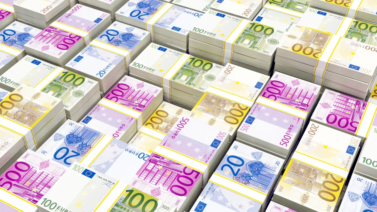 f6068286bec7-Geld-Stapel-Euro-Geldscheine-iStock-solvod Geld Stapel Euro Geldscheine iStock solvod.jpg