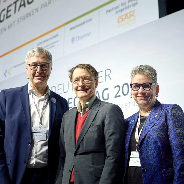 fe1b28570af6-Deutscher-Pflegetag-2024-Lauterbach-Vogler-Foto-Pauls Deutscher Pflegetag 2024 Graalmann Lauterbach Vogler Foto Pauls.jpg