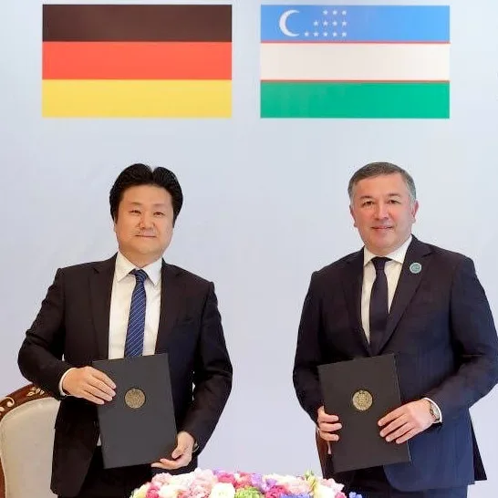Globogate Sang-Woo Pai Behzod Musaev Foto Arbeitsministerium Usbekistan.jpg