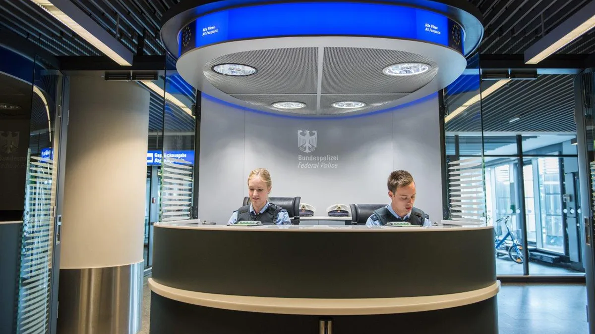Flughafen Bundespolizei Grenzkontrolle Einreise Foto Bundespolizei Flughafen Bundespolizei Grenzkontrolle Einreise Foto Bundespolizei.jpg
