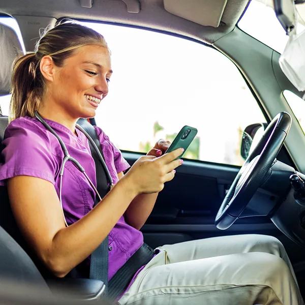 aaf1707300af-Pflegedienst-Auto-junge-Pflegerin-iStock-Jelena-Stanojkovic Pflegedienst Auto junge Pflegerin iStock Jelena Stanojkovic.jpg