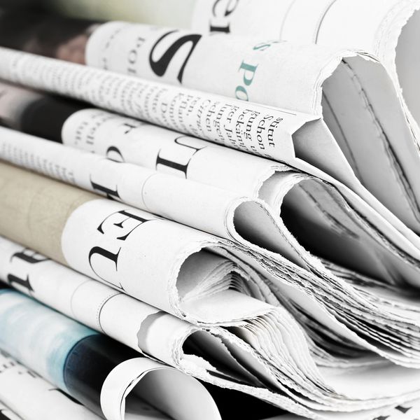 Zeitungen Zeitungsstapel Presse Foto iStock Mitrija