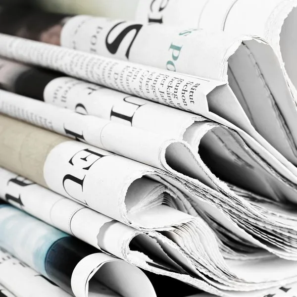 Zeitungen Zeitungsstapel Presse Foto iStock Mitrija