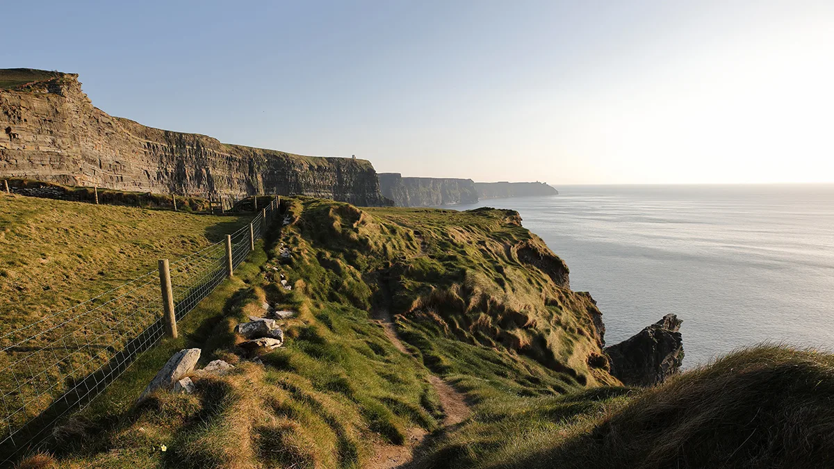 d64364568b34-Cliffs-Of-Moher-Trail-Co-Clare_1200x675 Irland Cliffs of Moher Trail Ausblick Tourism Ireland/Zhang