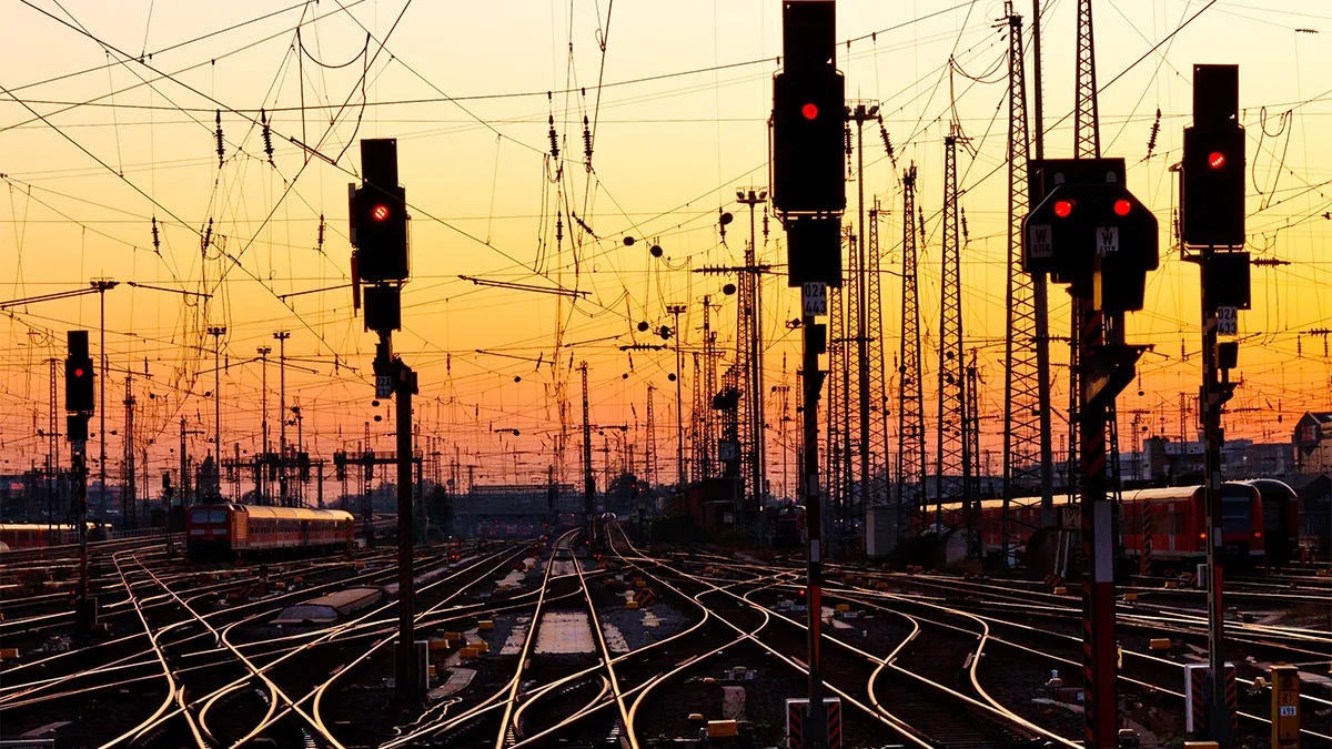 Bahn Gleise Weichen Signale Sonnenuntergang Foto iStock Patrick Poendl Bahn Gleise Weichen Signale Sonnenuntergang Foto iStock Patrick Poendl.jpg