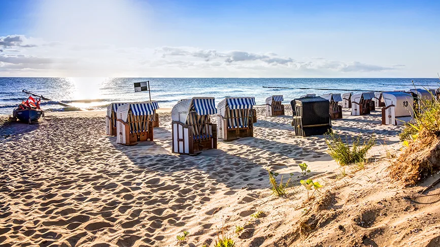 Deutschland_Ostsee_Strandkörbe_Foto iStock Mije Shots Deutschland_Ostsee_Strandkörbe_Foto iStock Mije Shots