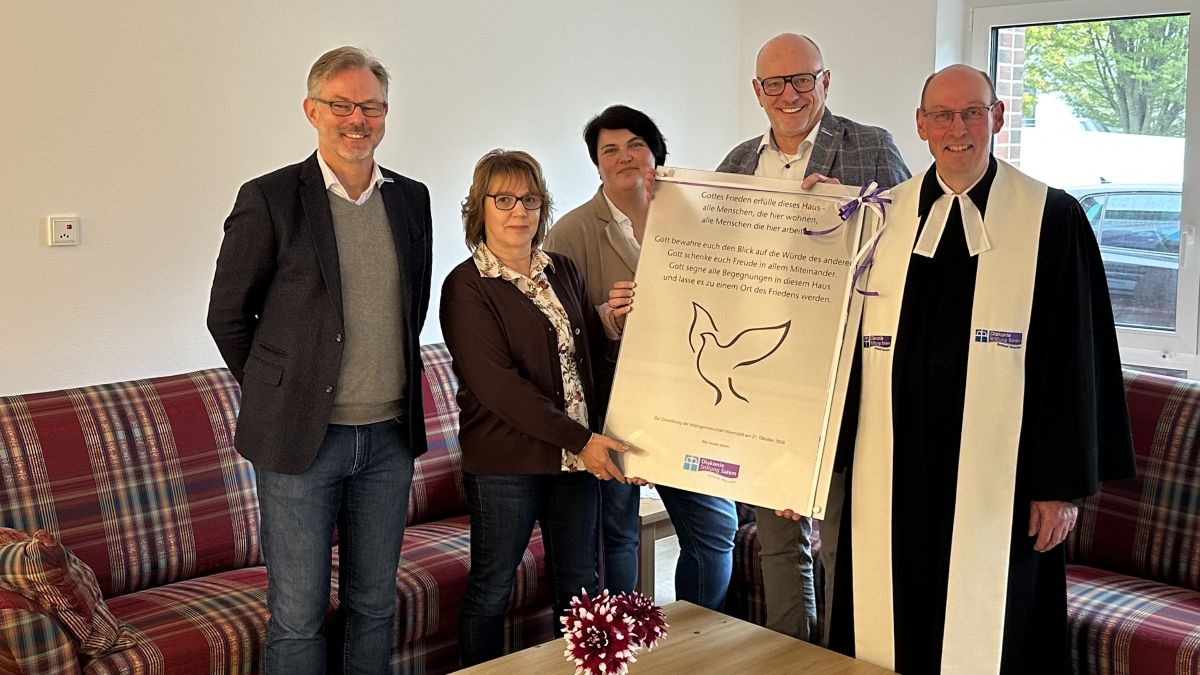 Die Überreichung des Haussegens durch den Vorstand an Einrichtungsleiterin Birgitt Engelking (2.v.l.) der neuen ambulant betreuten Wohngemeinschaft in Minden-Häverstädt der Diakonie Stiftung Salem.