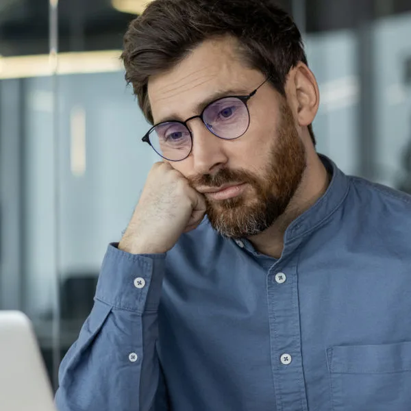 Frust frustriert demotiviert Burnout nachdenklich resigniert