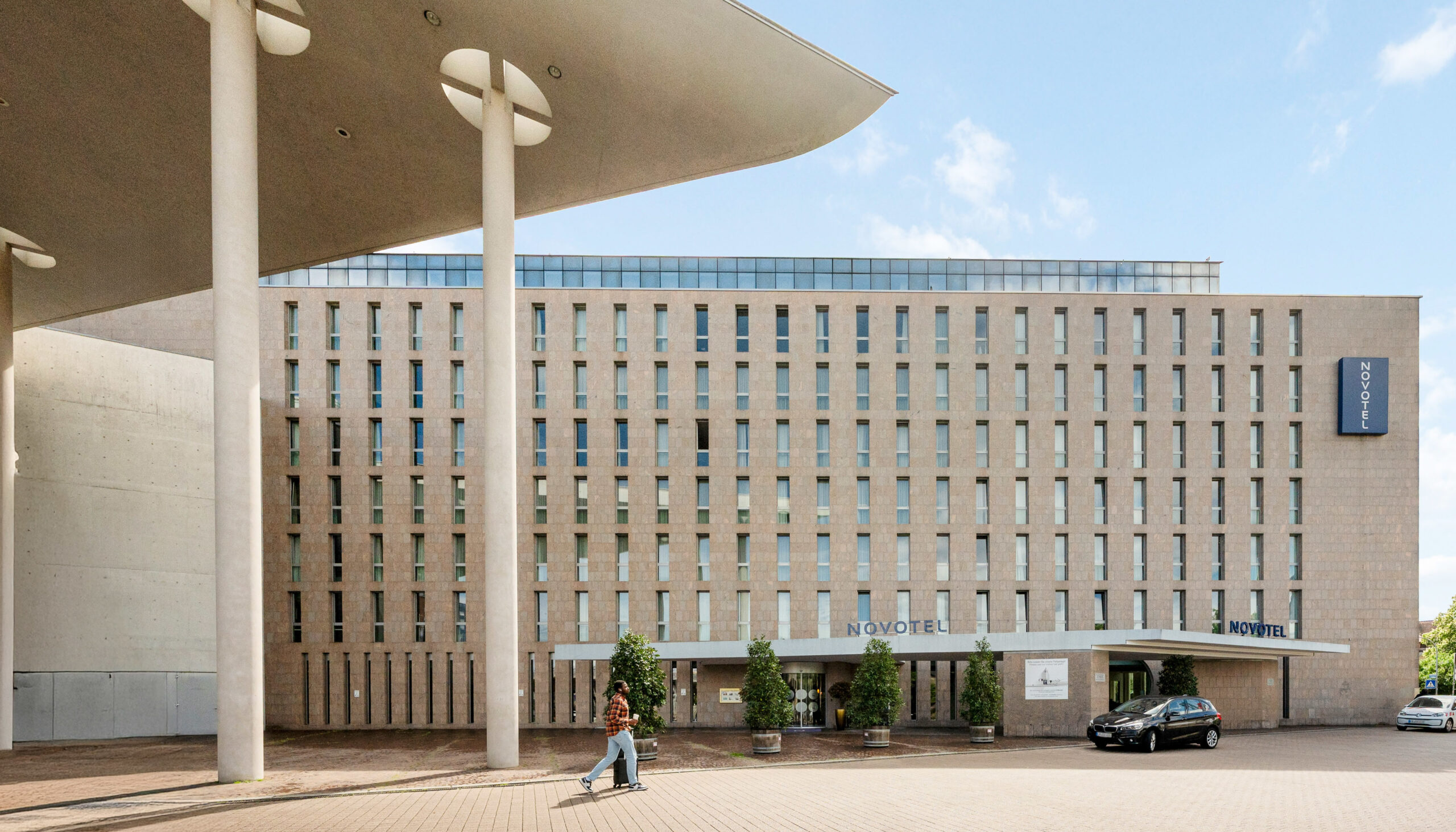 Iremis erwirbt das Novotel Freiburg und unterzeichnet einen langfristigen Mietvertrag mit Scandic Hotels