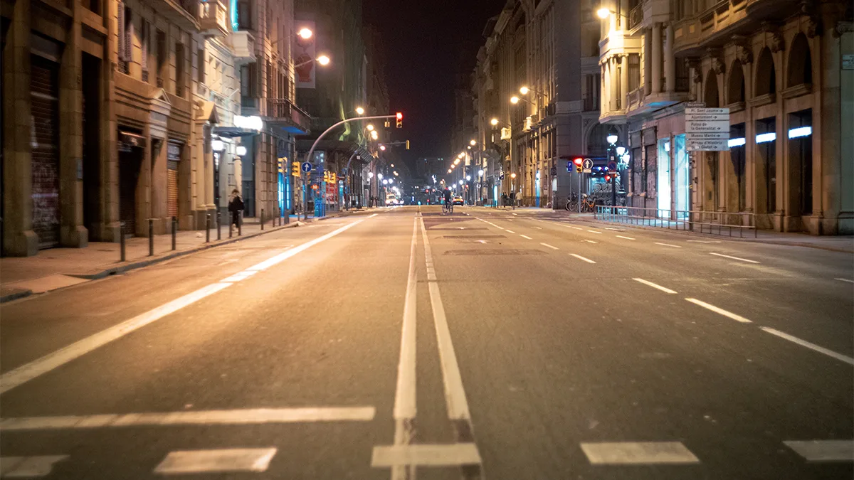 Ausgangssperre leere Straße Nacht Foto iStock Dennis Gleiss Ausgangssperre leere Straße Nacht Foto iStock Dennis Gleiss