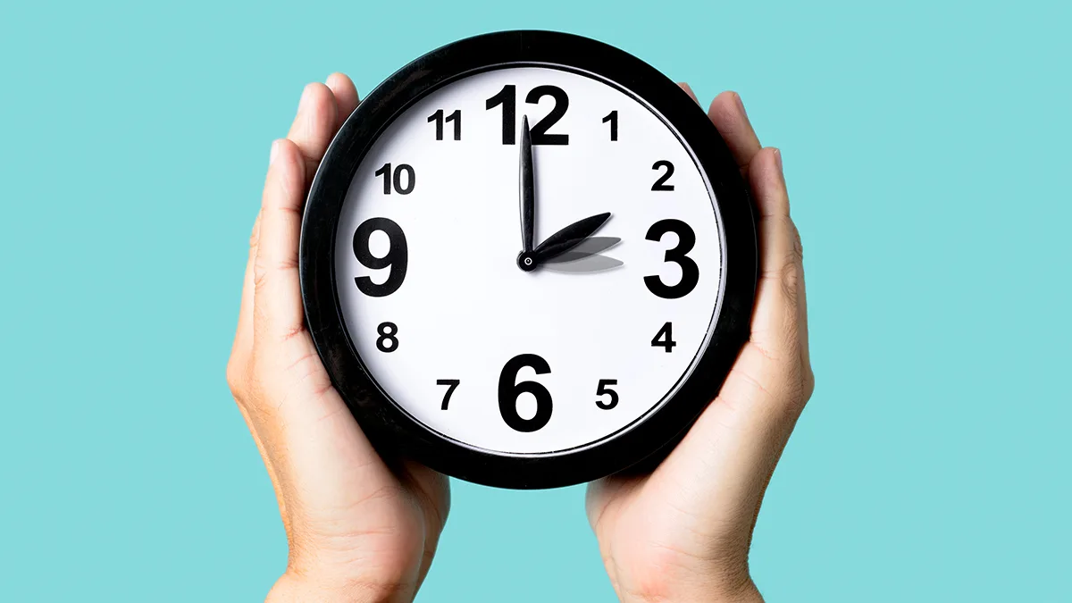 Zeitumstellung Uhr mit zwei Stundenzeigern Foto iStock nito100 Zeitumstellung Uhr mit zwei Stundenzeigern