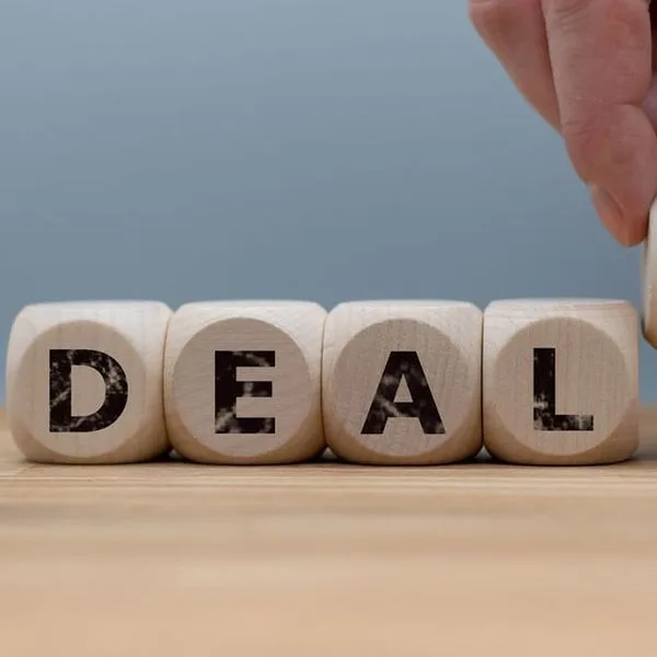 Deal Übernahme Kauf Quadrat Foto iStock Fokusiert Deal Übernahme Kauf Quadrat Foto iStock Fokusiert
