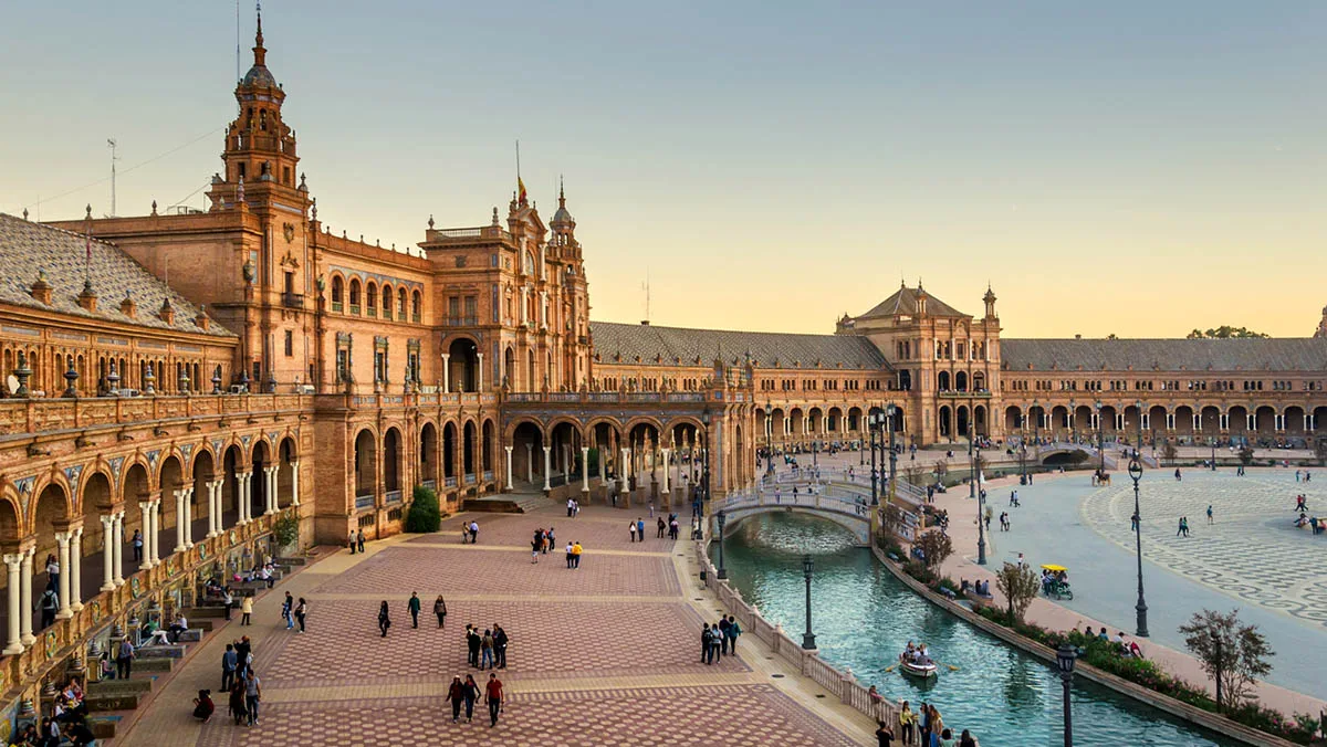 Spanien Sevilla Plaza Mayor iStock Ruhey-497199731 Sevilla