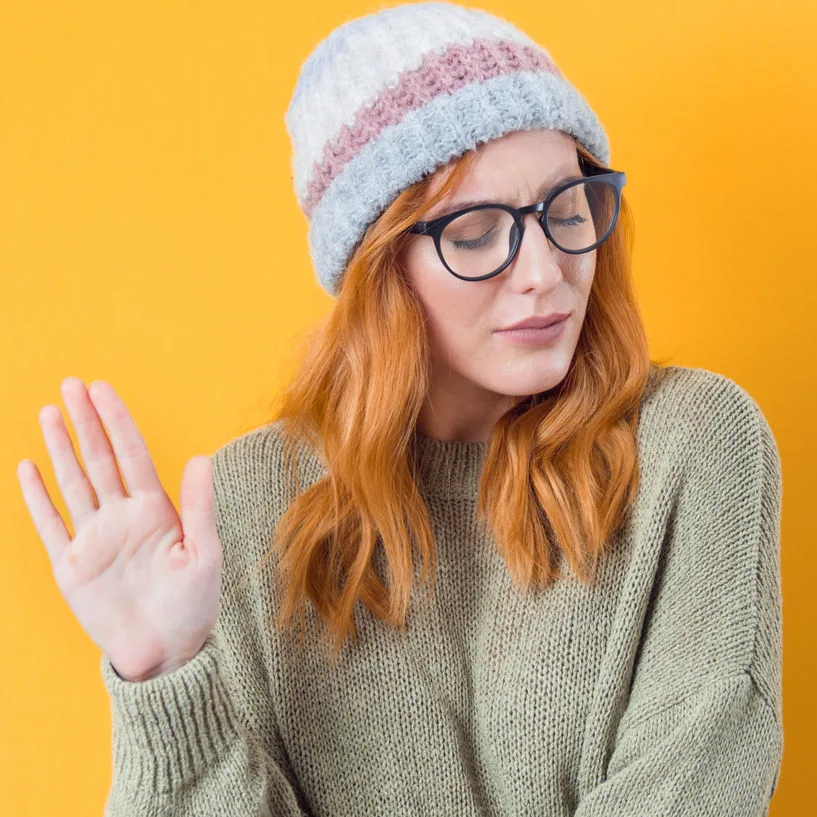 Ablehnung Nein Contra junge Frau Wollpullover