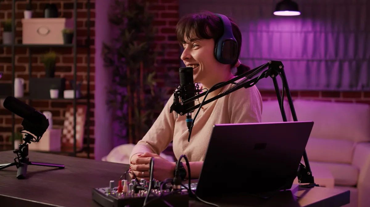 064081d3aa67-iStock-1441838229 Radio Sendung Podcast Symbolbild Moderator