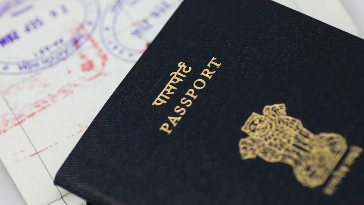 9660a80550a1-Indischer-Reisepass-iStock-Pradeep-Thomas-Thundiyil-1093681012 Indischer Reisepass