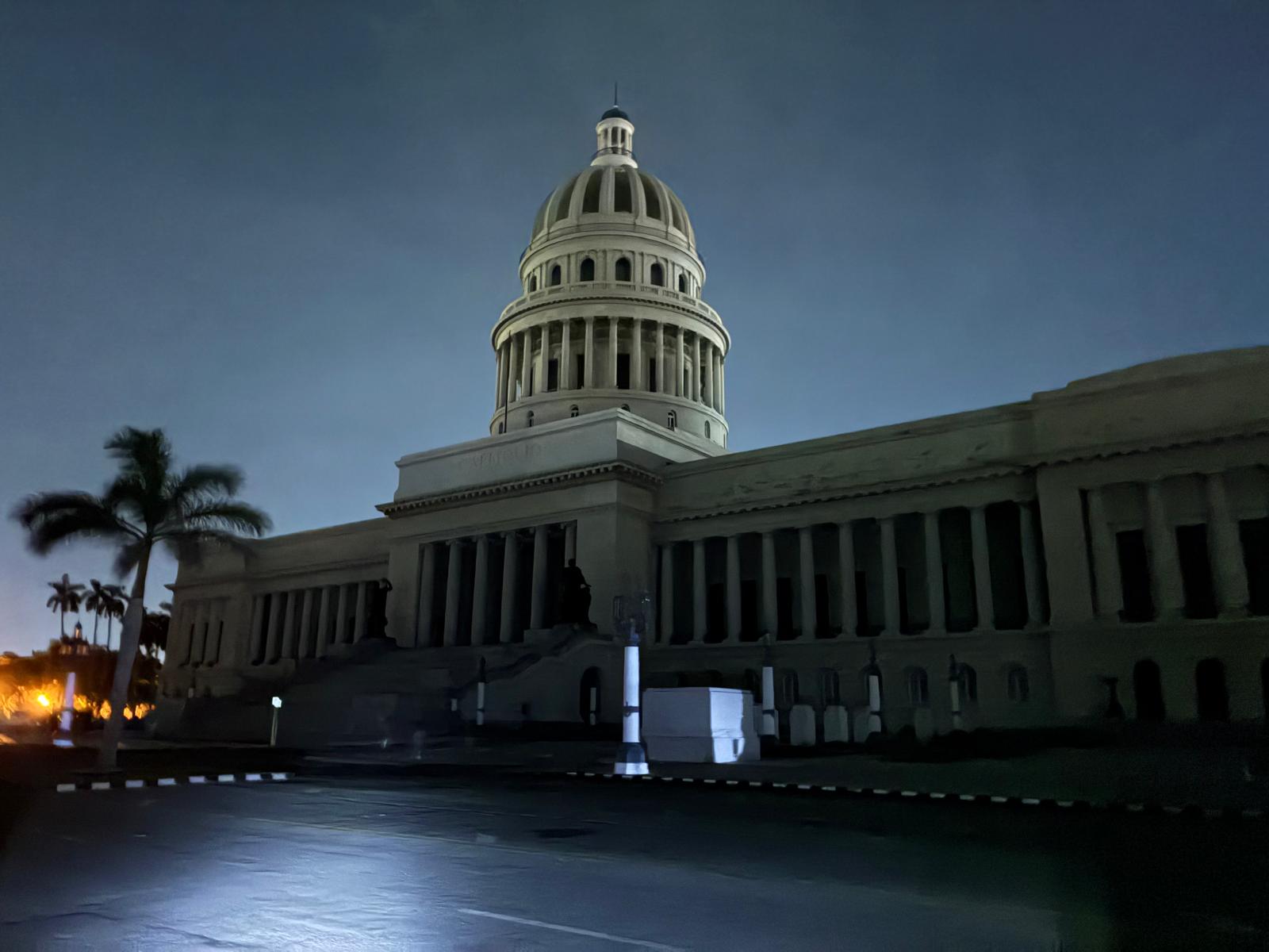 Dunkelheit in Havanna. Selbst für die Beleuchtung des Capitolio, Wahrzeichen der kubanischen Hauptstadt, fehlt der Strom.
