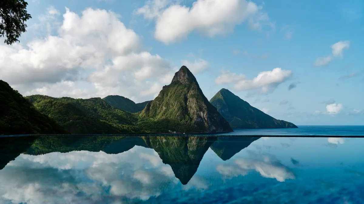 Sandals Companyweek Donnerstag Saint Lucia Pitons Die beiden Vulkankegel Gros Piton und Petit Piton prägen das Landschaftsbild von Saint Lucia. Auf dieser Karibik-Insel liegen also Abenteuer und Stranderholung nah beieinander.