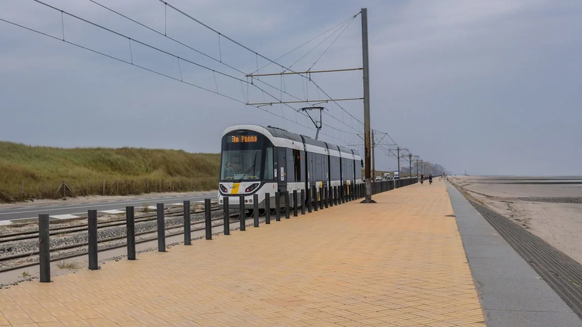 267f8d06b6e9-Belgien-Kusttram-Bahn-Foto-iStock-13threephotography Belgien Flandern Kusttram Bahn Foto iStock 13threephotography